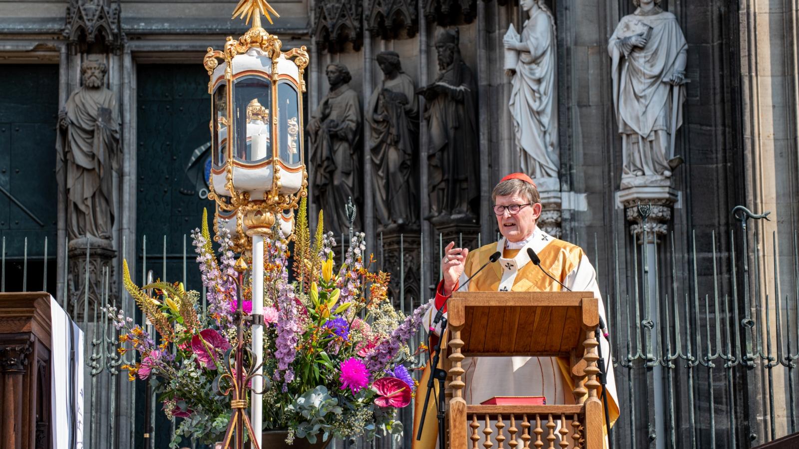 Erzbischof Rainer Maria Kardinal Woelki zelebriert das Pontifikalamt zu Fronleichnam auf dem Roncalliplatz vor dem Südportal des Kölner Doms.