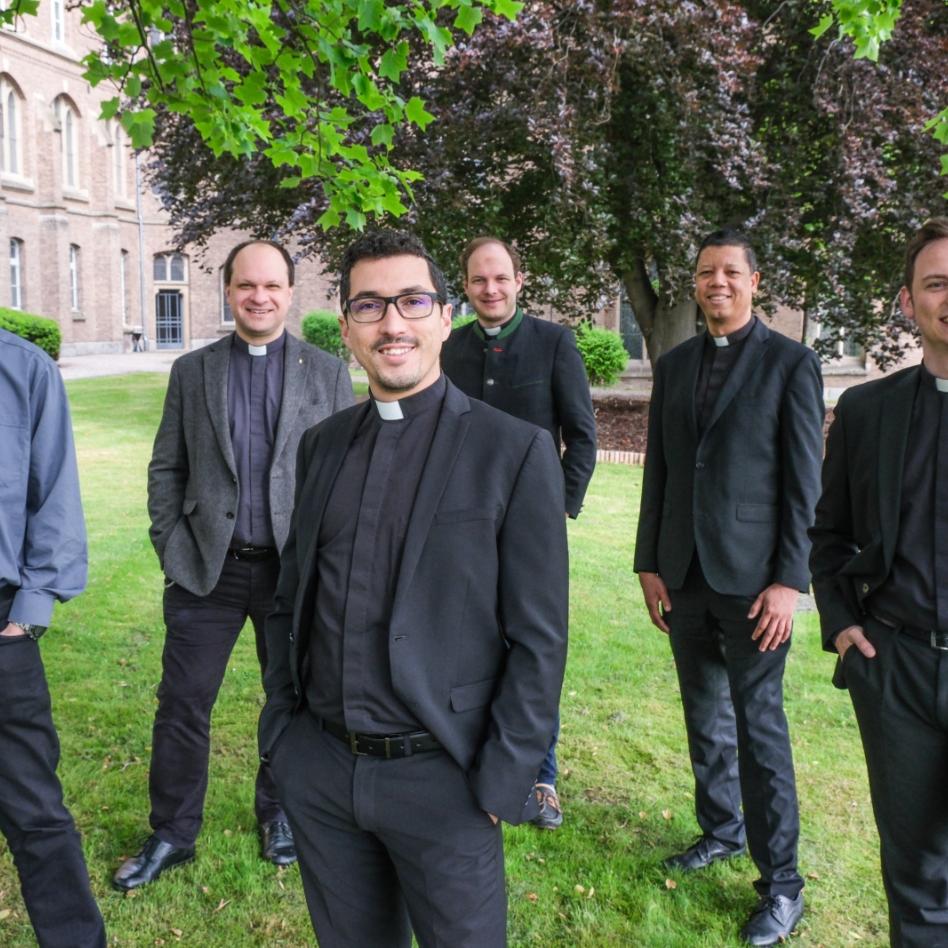 Priesterweihekandidaten, (v. l.): Johannes Schulte-Eickhoff, Markus Brandt, Daniel Florentino Barbosa, Dr. Sebastian Appolt, Luis Aquino Mercedes und Christoph Schmitz.