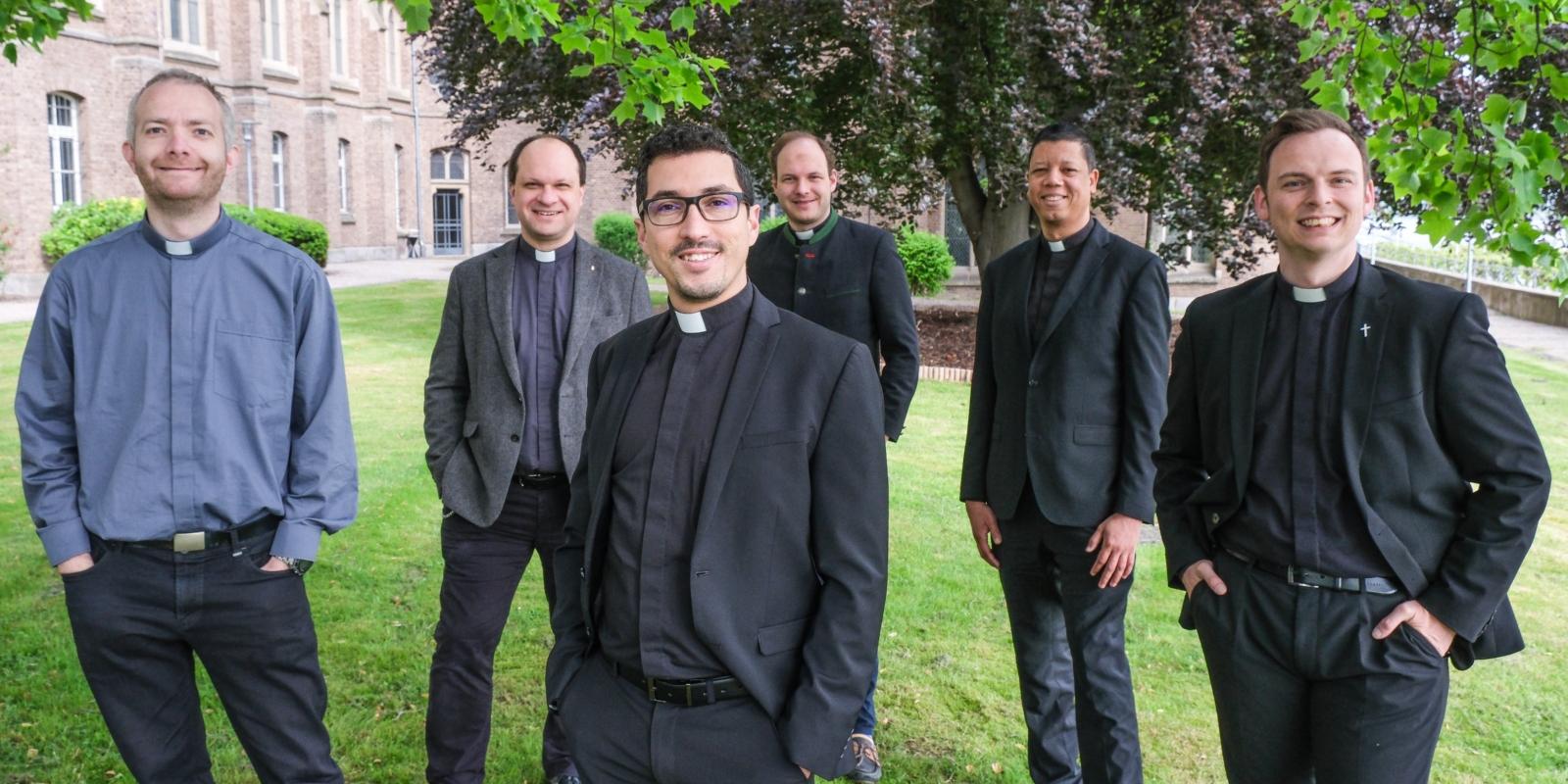 Priesterweihekandidaten, (v. l.): Johannes Schulte-Eickhoff, Markus Brandt, Daniel Florentino Barbosa, Dr. Sebastian Appolt, Luis Aquino Mercedes und Christoph Schmitz.