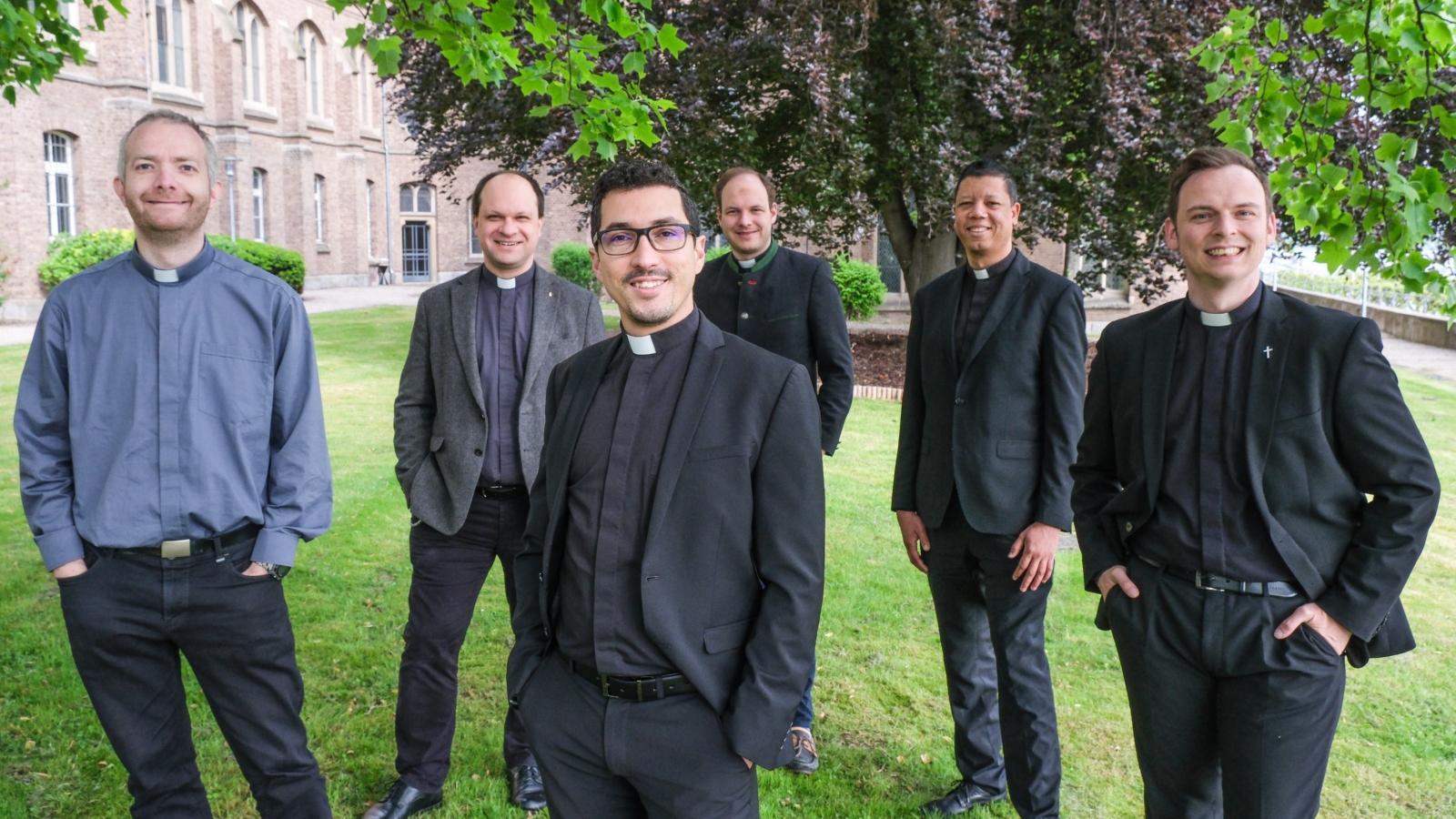 Priesterweihekandidaten, (v. l.): Johannes Schulte-Eickhoff, Markus Brandt, Daniel Florentino Barbosa, Dr. Sebastian Appolt, Luis Aquino Mercedes und Christoph Schmitz.