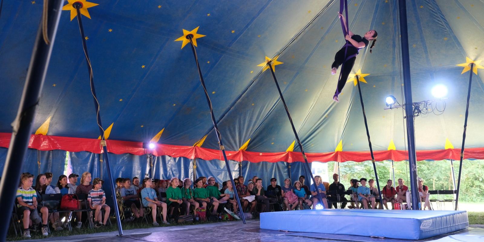 Aufführung im Zirkuszelt