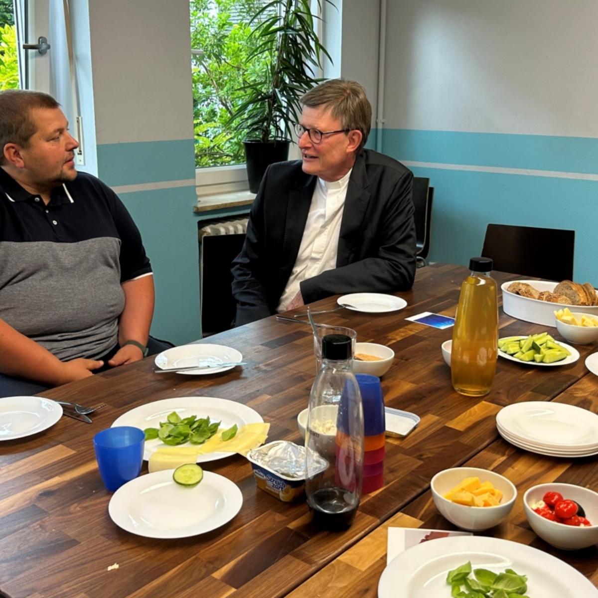 Kardinal Woelki zu Besuch beim Jugendzentrum Deichhaus in Siegburg