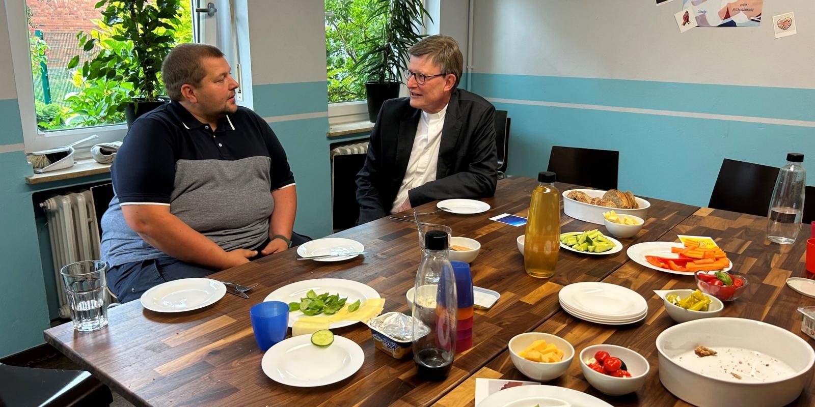 Kardinal Woelki zu Besuch beim Jugendzentrum Deichhaus in Siegburg