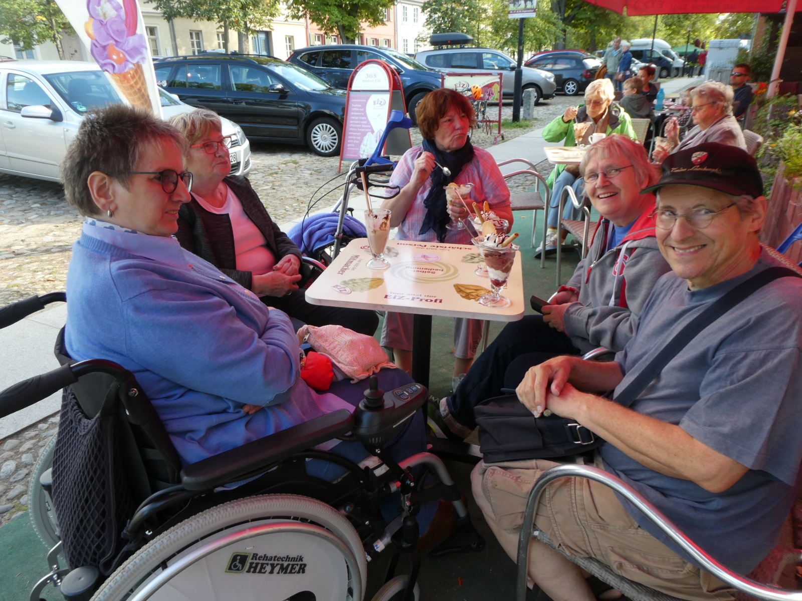Auch der Besuch eines Eincafés gehört zu einem schönen Urlaub dazu (v. l. Astrid Püttmann, Gabriele Schäfer und weitere Teilnehmer)