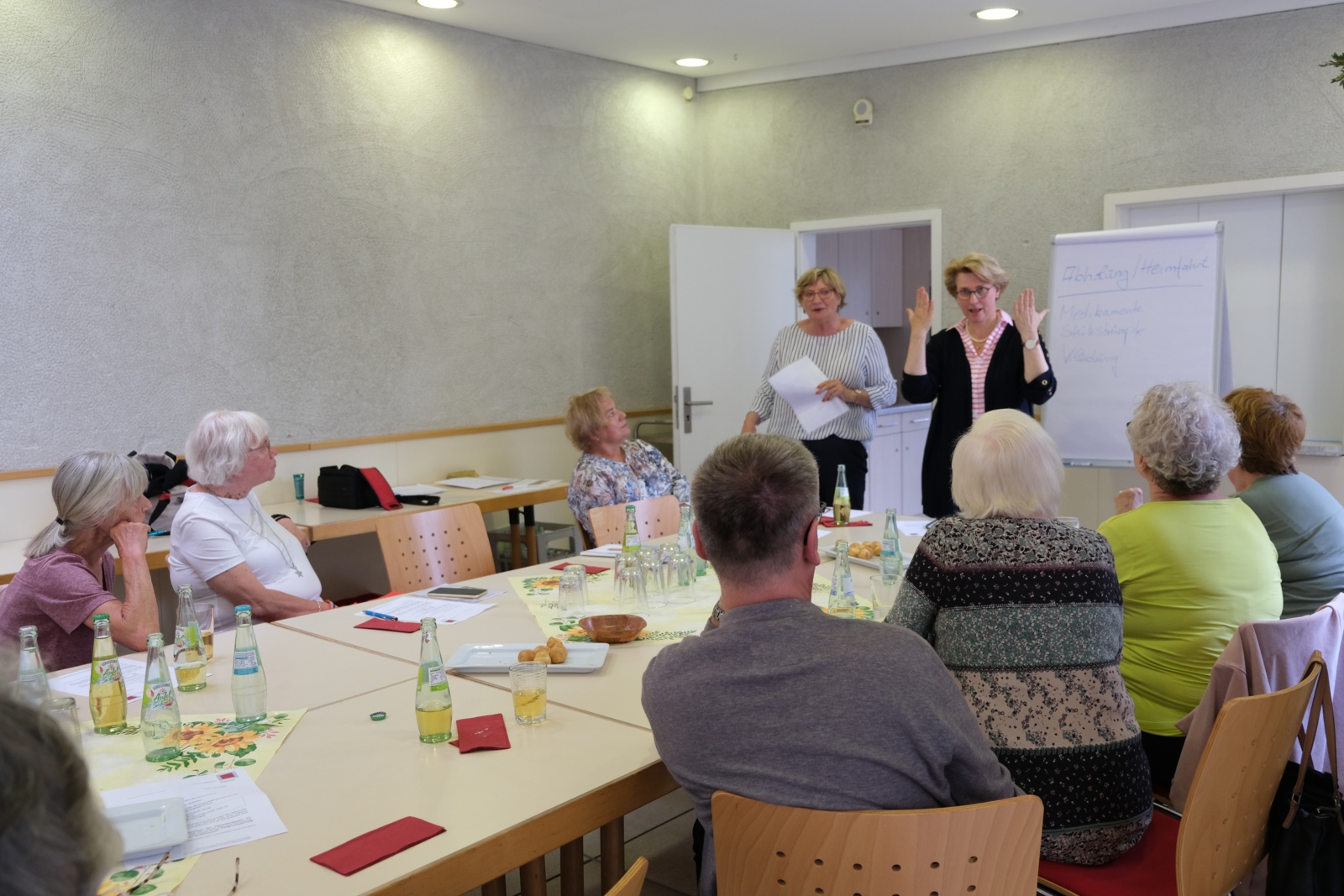 Gabriele Schäfer (li.) und Juliane Mergenbaum (r.) beantworten Fragen zur anstehenden Fahrt nach Husum