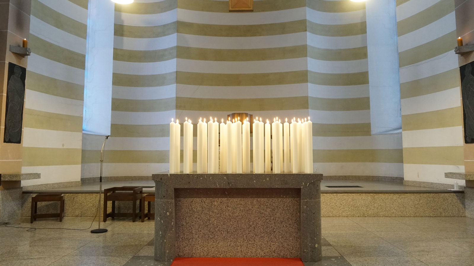 Kerzen auf dem Altar zum Gedenken