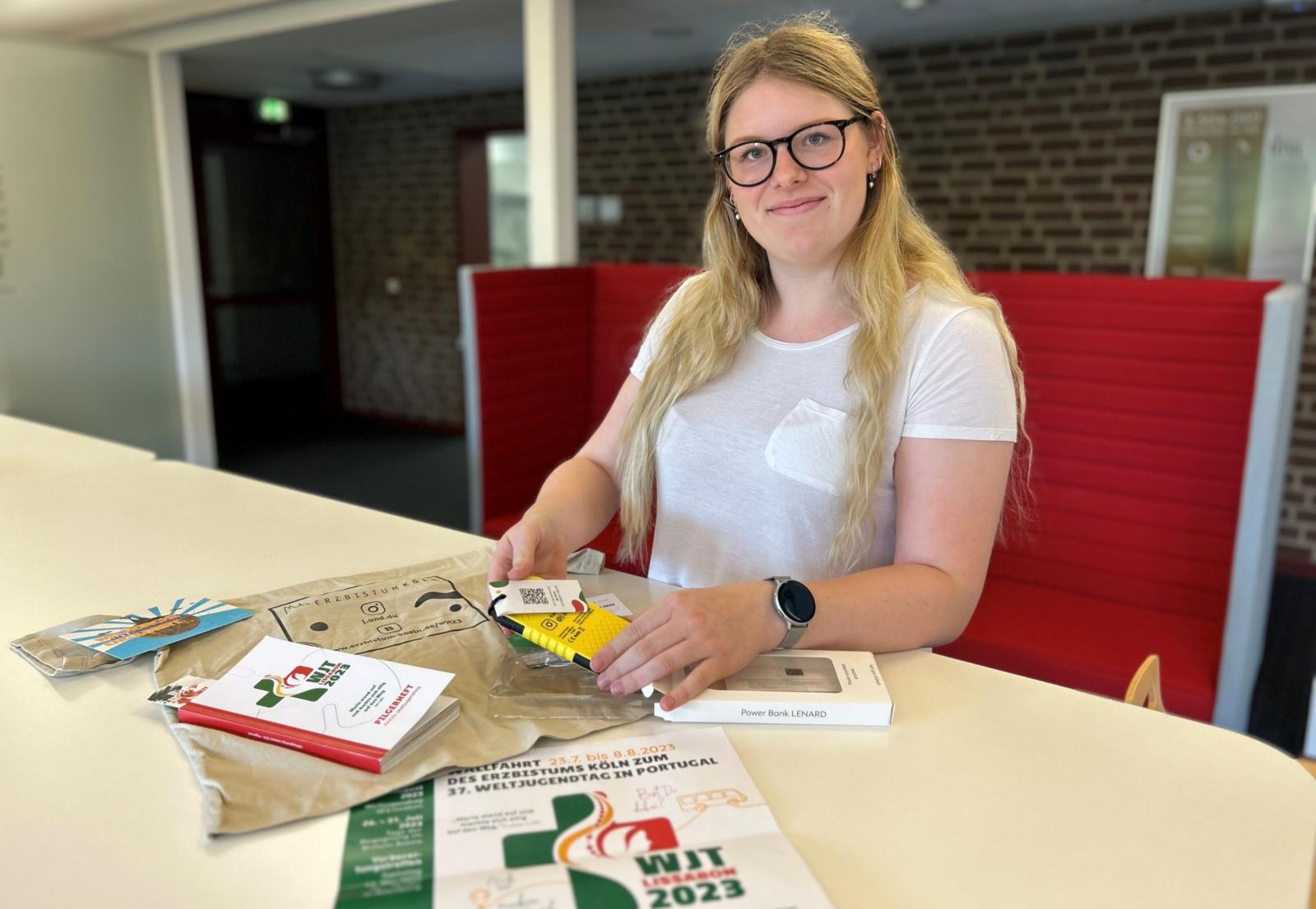 Claudia Machnik, Auszubildende im Generalvikariat, fährt zum WJT und hilft beim packen der Pilgerpakete.