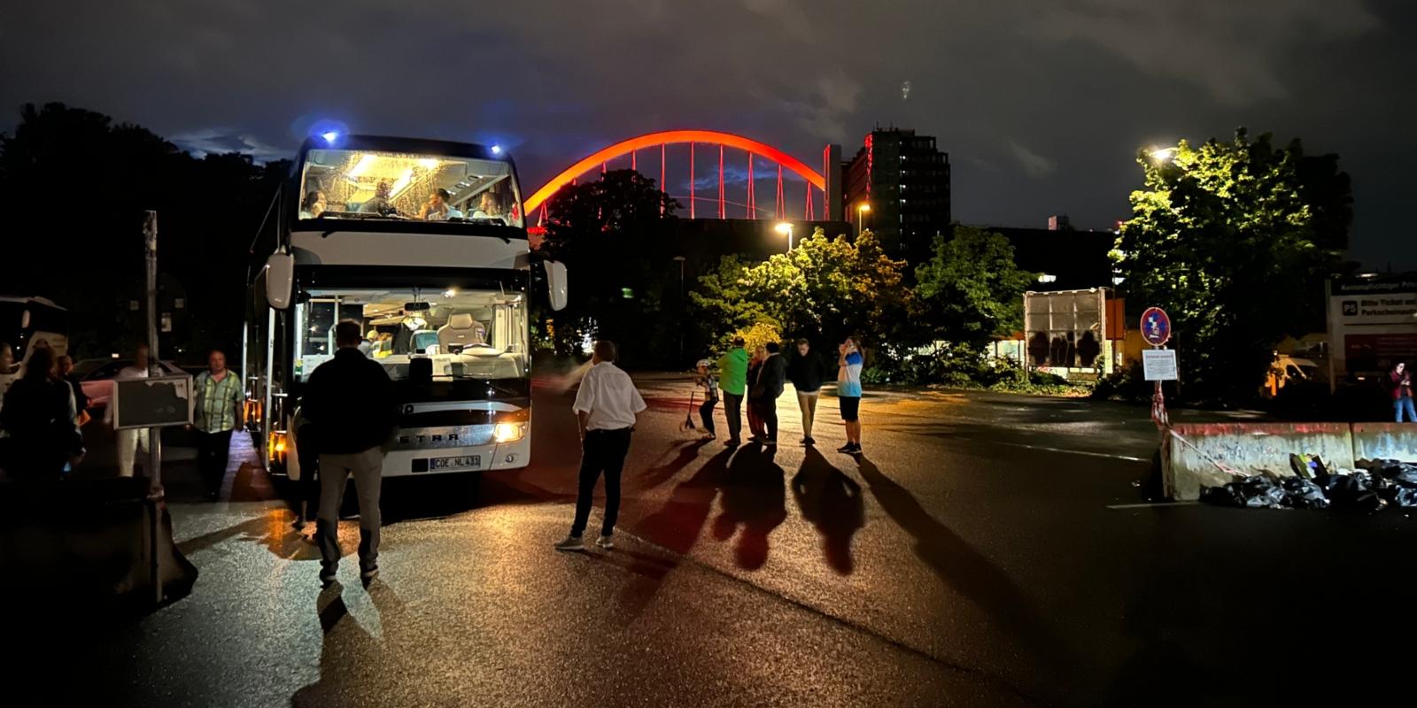 Abfahrt der Reisebusse in Köln-Deutz