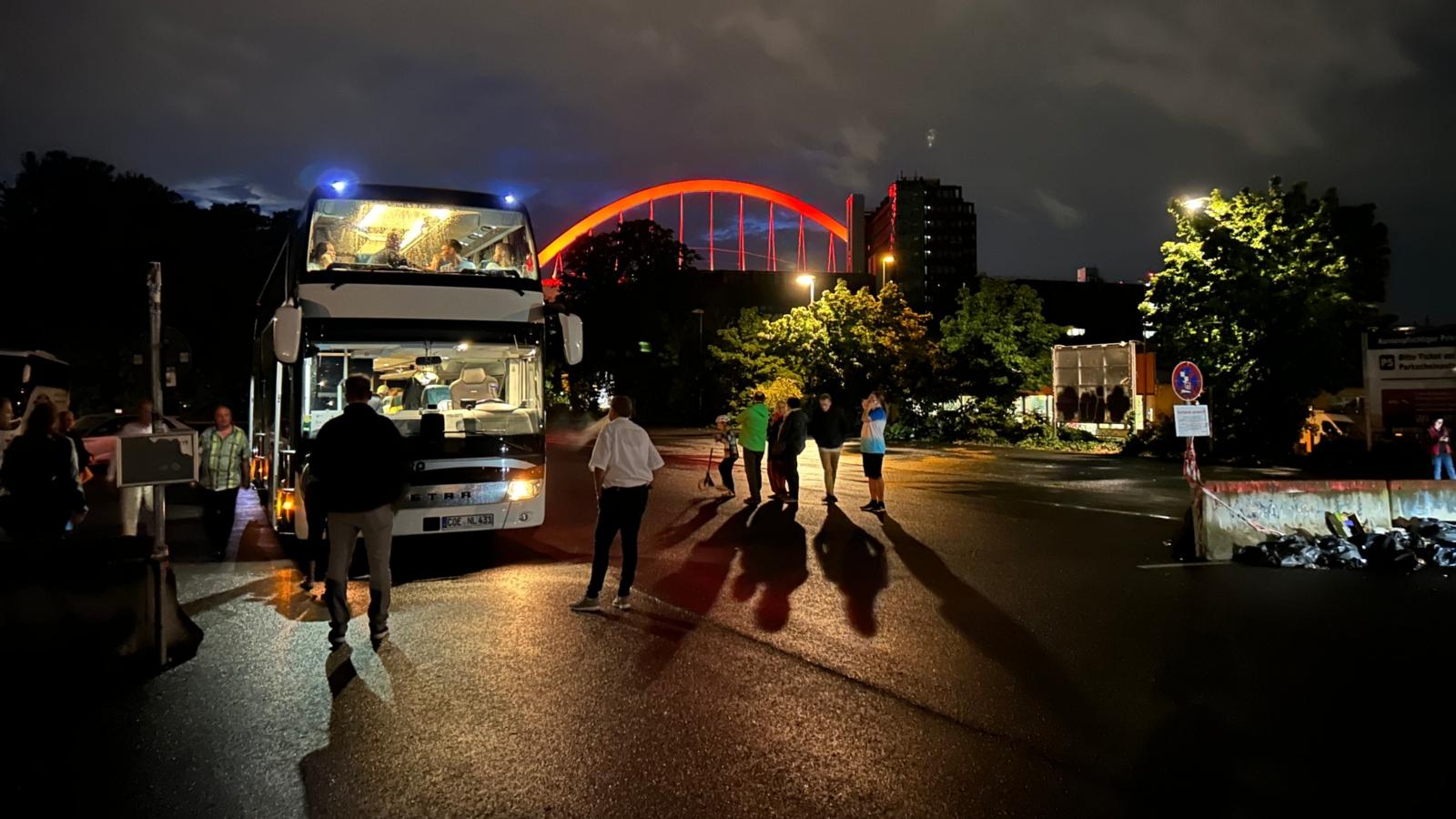 Abfahrt der Reisebusse in Köln-Deutz