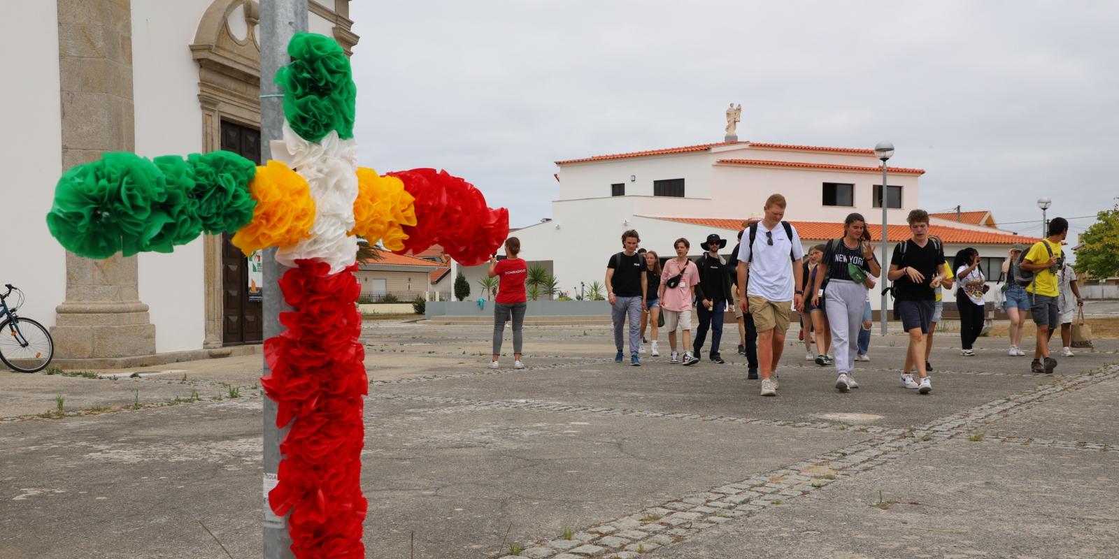 Deutsche Pilgerinnen und Pilger vor der Kirche in São Jacinto