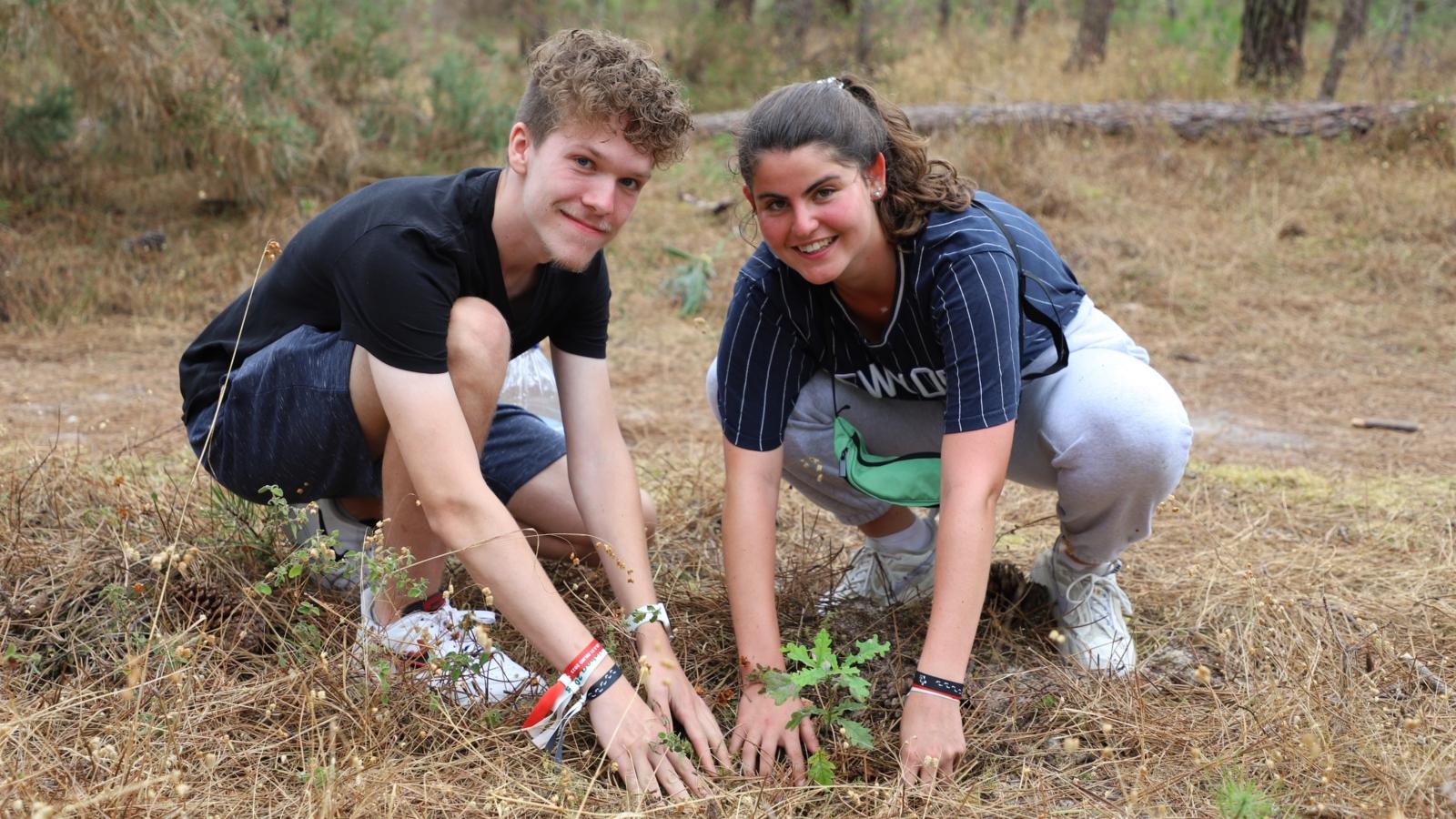 Jonas Witze und Raphaela Solugen bei der Baumpflanzaktion in São Jacinto