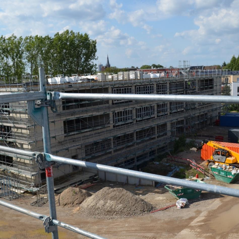 Die Baustelle in Köln-Kalk mit den fertigen Rohbauten.