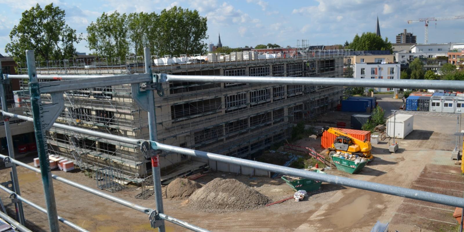 Die Baustelle in Köln-Kalk mit den fertigen Rohbauten (9. August 2023) Die Baustelle in Köln-Kalk mit den fertigen Rohbauten.