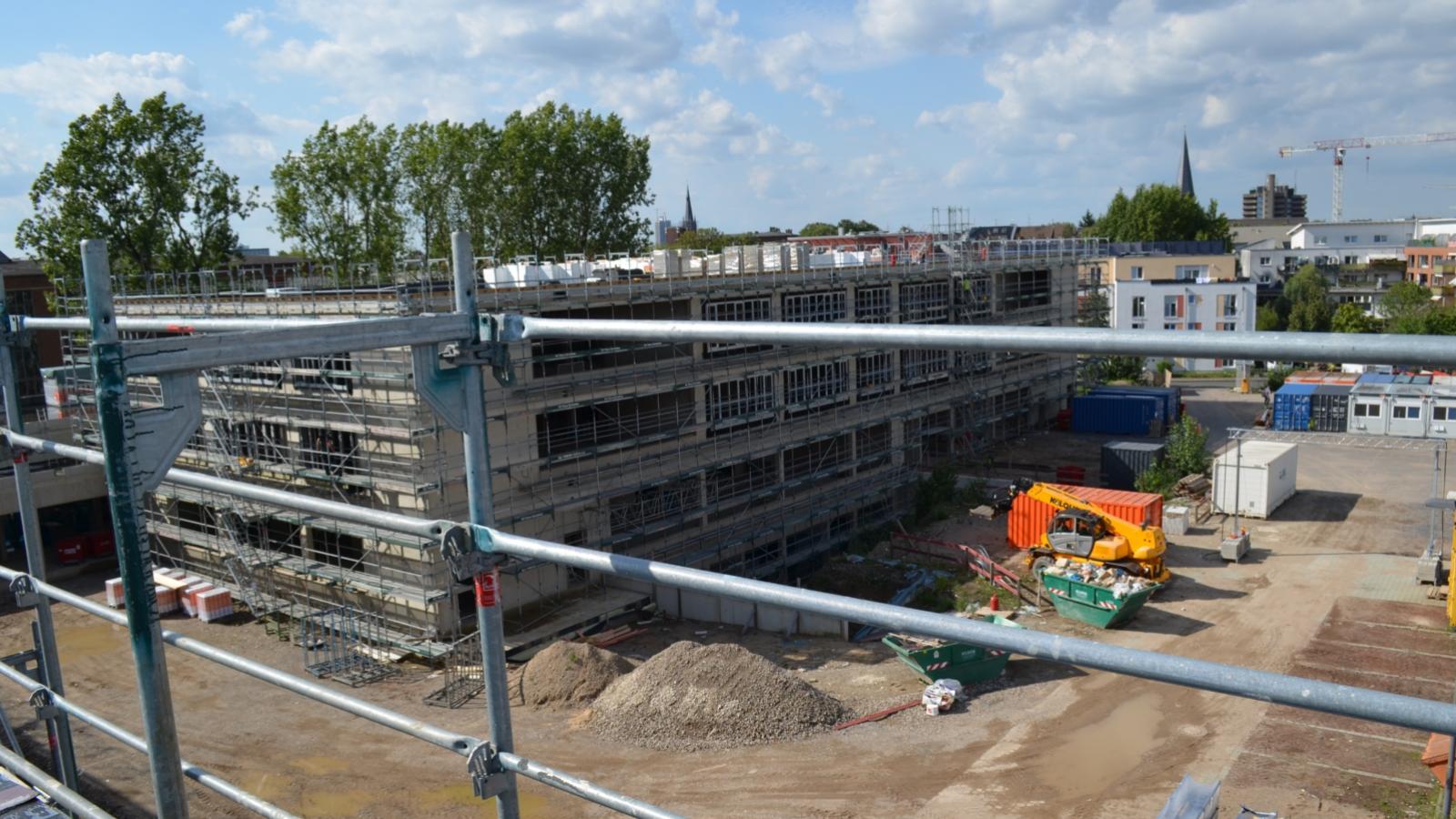 Die Baustelle in Köln-Kalk mit den fertigen Rohbauten.