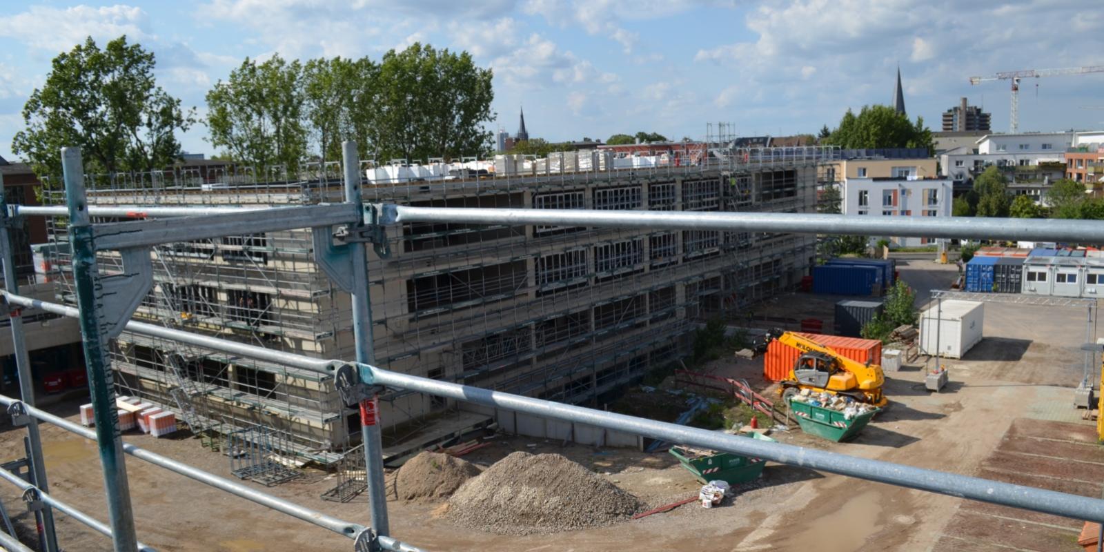 Die Baustelle in Köln-Kalk mit den fertigen Rohbauten.