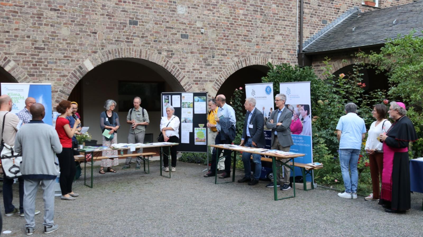 Programmleiterin Anne-Maria Fischer und Gäste im Garten von Maria im Kapitol