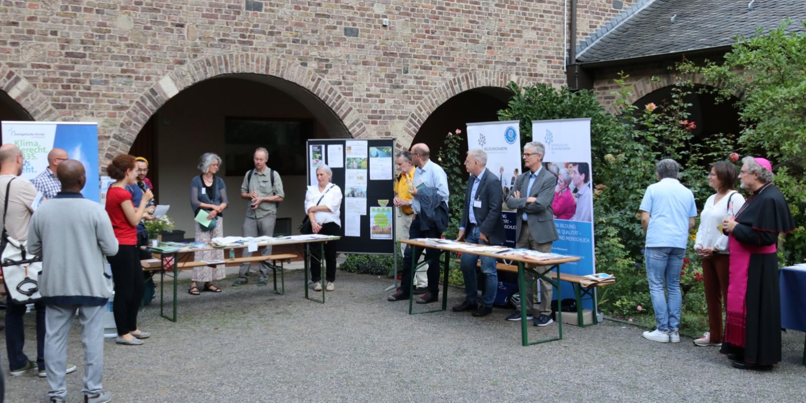 Programmleiterin Anne-Maria Fischer und Gäste im Garten von Maria im Kapitol
