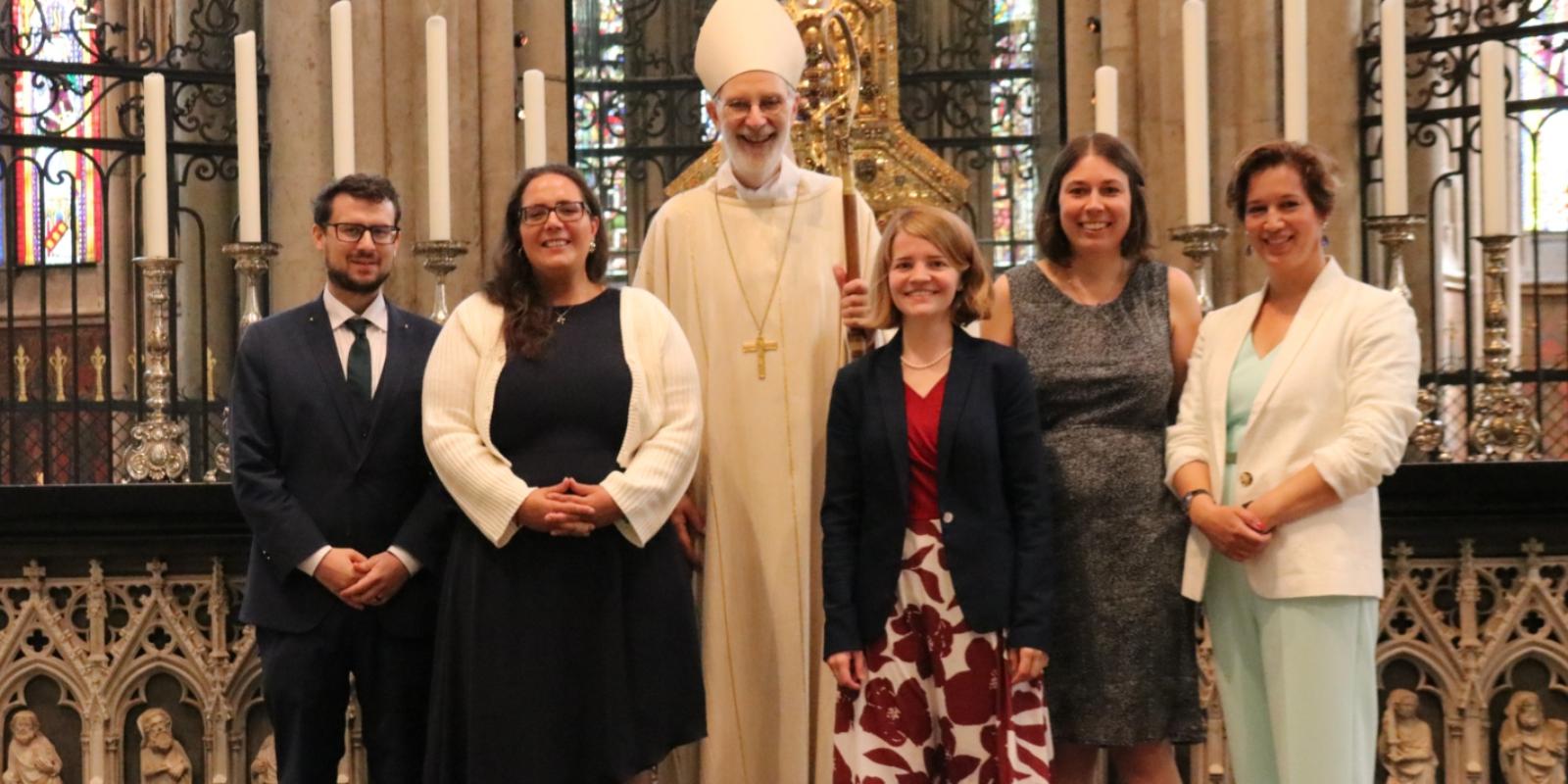 Beauftragung 2023: Beauftragte mit Weibischof Ansgar Puff. Von links: Stefan Burtscher, Franziska Roelle, Ingalisa Bornefeld, Magdalena Overberg und Dorothy Gockel Feier der Beauftragung der Gemeinde- und Pastoralreferentinnen und -referenten am 2. September 2023