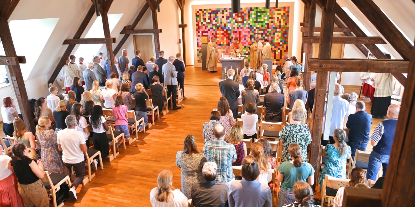 Weihe der neuen Kapelle im Rahmen eines Festgottesdienstes Die neue Schulkapelle unter dem Dach bietet rund 120 Menschen Platz.