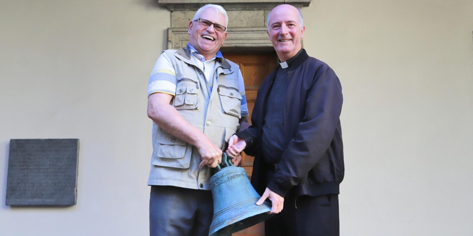 Eine gespendete Glocke wird an das Erzbistum Köln übergeben und reist auf die Philippinen