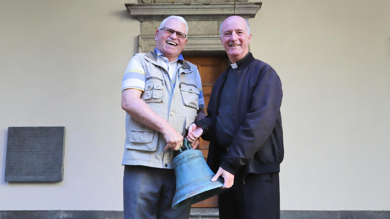 Eine gespendete Glocke wird an das Erzbistum Köln übergeben und reist auf die Philippinen
