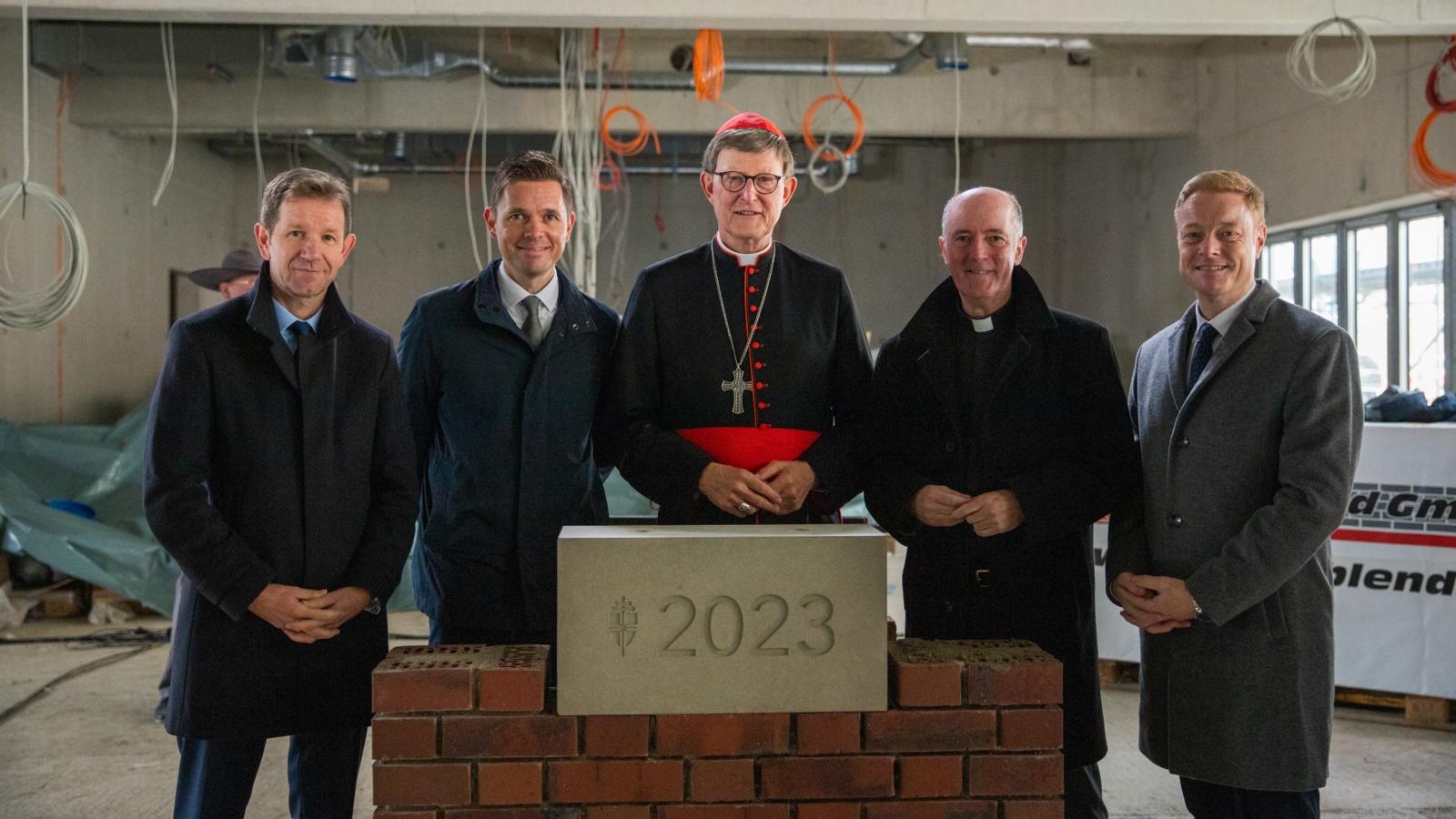 v.l.n.r.: Frank Hüppelshäuser (Amtsleitung des Erzbischöflichen Generalvikariats), Gordon Sobbeck (Ökonom des Erzbistums Köln), Kardinal Woelki, Msgr. Guido Assmann (Generalvikar des Erzbischofs von Köln), Thomas Pitsch (Leiter des Bereichs Schule & Hochschule)
