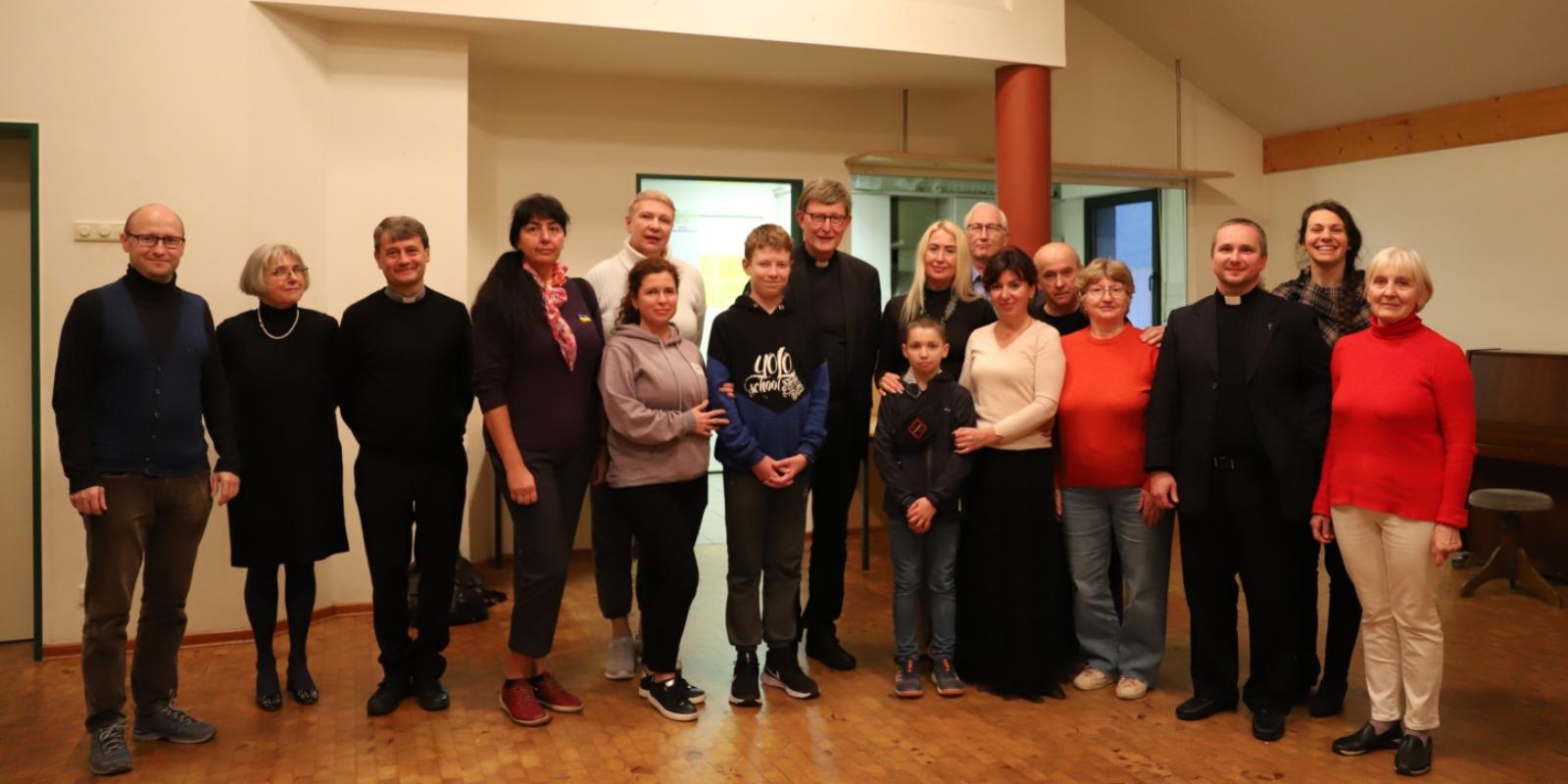 Kardinal Woelki besucht ukrainischen Nähtreff im wiederbelebten Pfarrzentrum St. Augustin in Bonn-Bad Godesberg
