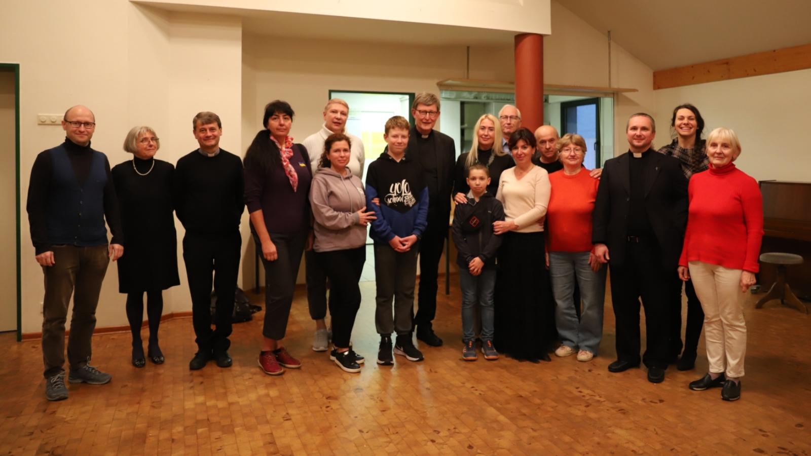 Kardinal Woelki besucht ukrainischen Nähtreff im wiederbelebten Pfarrzentrum St. Augustin in Bonn-Bad Godesberg