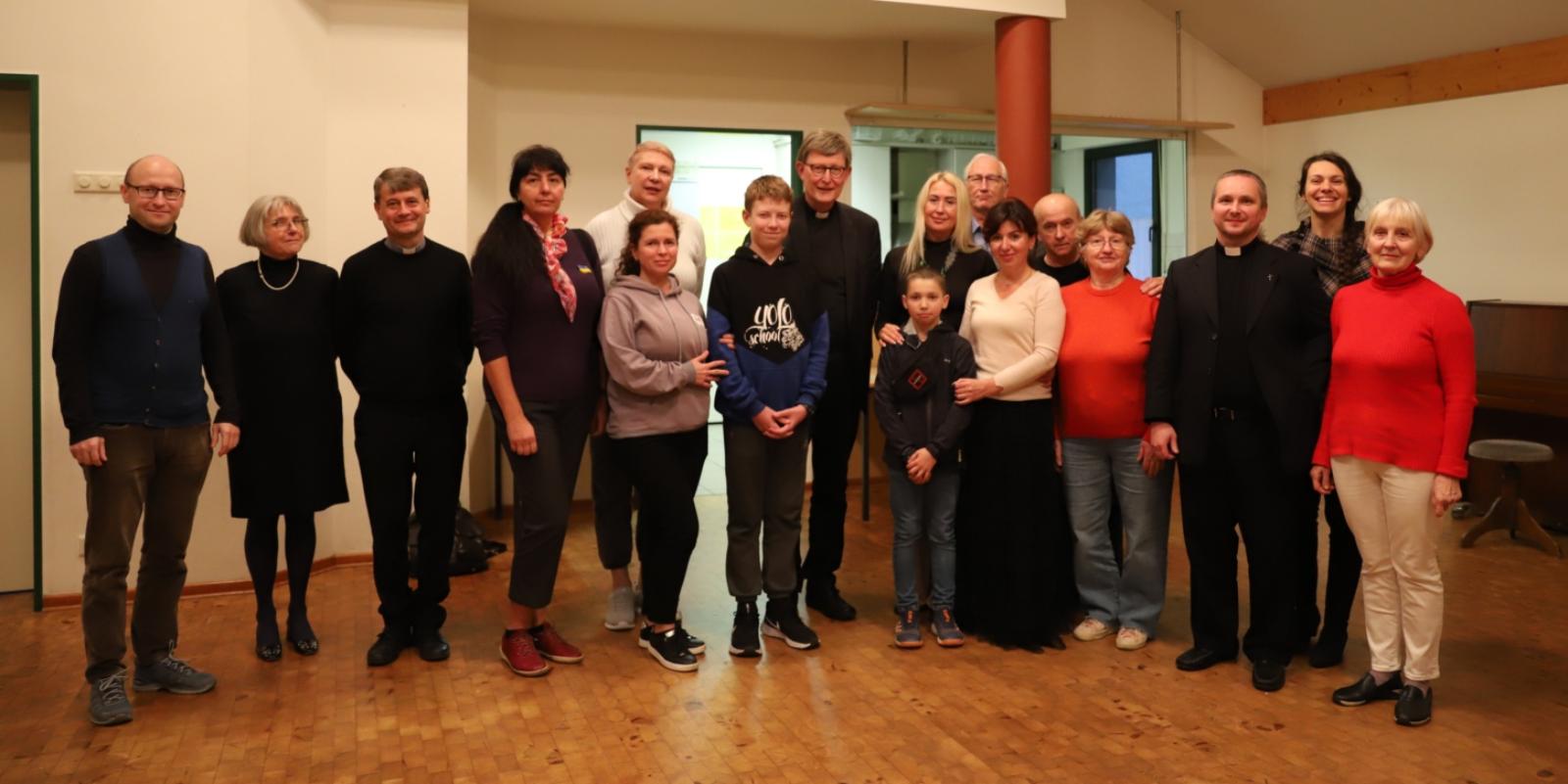 Kardinal Woelki besucht ukrainischen Nähtreff im wiederbelebten Pfarrzentrum St. Augustin in Bonn-Bad Godesberg