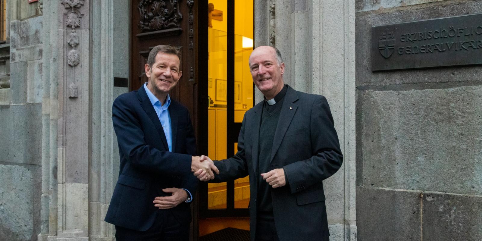 Generalvikar Msgr. Guido Assmann begrüßt Amtsleiter Frank Hüppelshäuser im Generalvikariat