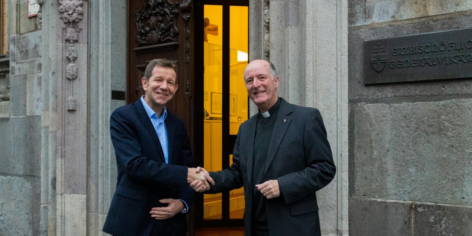Generalvikar Msgr. Guido Assmann begrüßt Amtsleiter Frank Hüppelshäuser im Generalvikariat