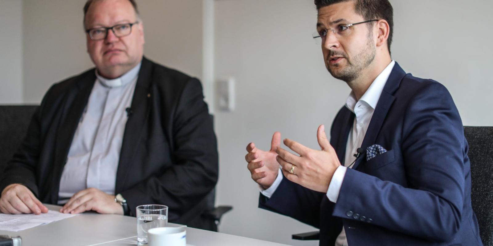 Mon­signore Mar­kus Bosbach und Simon Schmidbaur im Interview