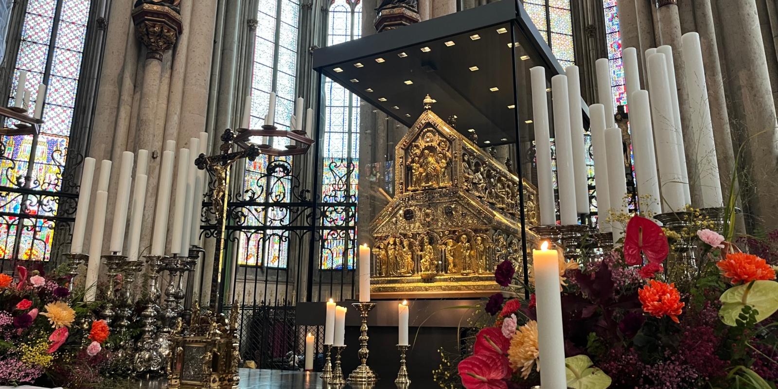Dreikönigsschrein und Hochaltar im Kölner Dom Der Hochaltar vor dem Dreikönigsschrein ist zur Dreikönigswallfahrt 2022 festlich mit Blumen und Kerzen geschmückt.