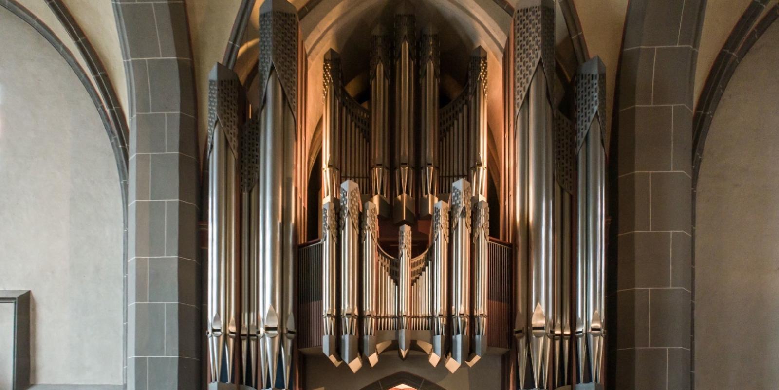 Emporenorgel der österreichischen Firma Rieger. Foto frei verwendbar unter Angabe der Quelle.