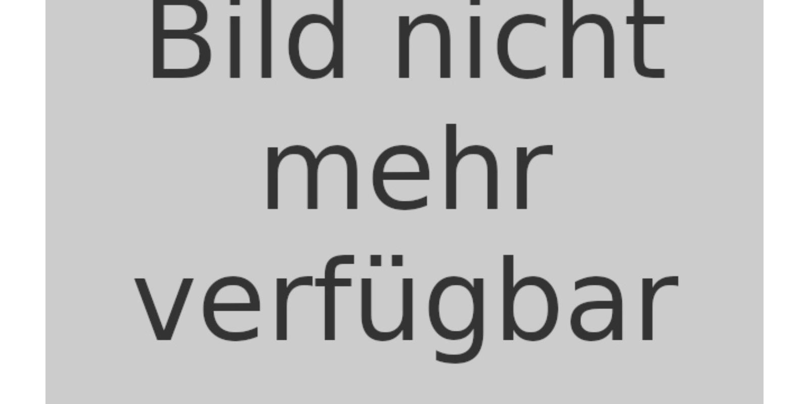 Erster Spatenstich für den neuen Bolzplatz: (v.l.) Georg Spitzley, Fabian Stettes (Fachbereichsleiter der Katholischen Jugendagentur (KJA) Köln gGmbH), Barbara Pabst (Abteilung Jugendseelsorge), Jan Schmidt (Leiter der Kinder- und Jugendeinrichtung TeeNTown), Marcel Risse, Andree Niederschmidt (Bauleiter Fa. Heiler) mit Kindern aus der Stegerwaldsiedlung