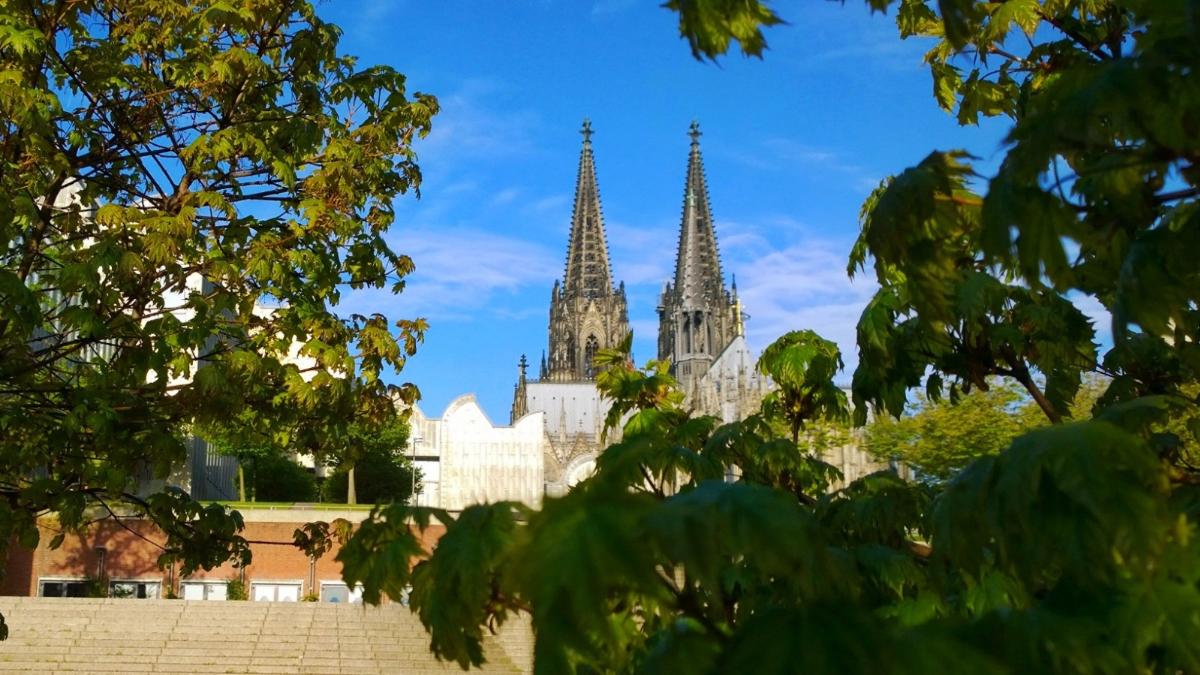 Der Kölner Dom zählt zu den weltweit größten Kathedralen im gotischen Baustil. Viele Kunsthistoriker sehen in ihm eine einmalige Harmonisierung sämtlicher Bauelemente und des Schmuckwerks im Stil der spätmittelalterlich-gotischen Architektur verwirklicht. Wichtig zum Verständnis ist die Tatsache, dass der Baubeginn des Kölner Doms zwar ins 13. Jahrhundert fällt (Gotik), der Dom aber erst im 19. Jahrhundert nach jahrhundertelangem Baustopp vollendet wurde (Neugotik). Die charakteristische Doppelturmfront ist somit weitgehend ein Werk des industrialisierten 19. Jahrhunderts, gleichwohl gestaltet nach den 1814 wieder aufgefundenen Plänen, die ein Abbild der vorgesehenen Westfassade zeigen. Die mittelalterliche Gotik hat nur zwei bedeutende Kirchtürme dieser durchbrochenen Bauart hervorgebracht: Straßburg und Freiburg. Alle anderen ähnlichen Türme wie beispielsweise in Ulm oder Regensburg sind Werke der Neugotik des 19. Jahrhunderts. Ex-Bild-DB-ID: 24407