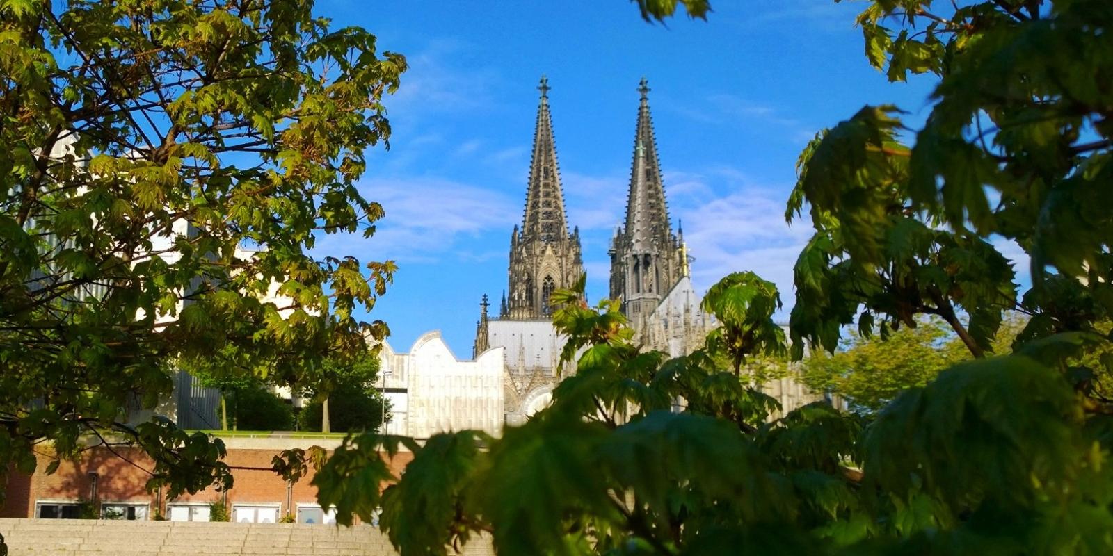 Der Kölner Dom zählt zu den weltweit größten Kathedralen im gotischen Baustil. Viele Kunsthistoriker sehen in ihm eine einmalige Harmonisierung sämtlicher Bauelemente und des Schmuckwerks im Stil der spätmittelalterlich-gotischen Architektur verwirklicht. Wichtig zum Verständnis ist die Tatsache, dass der Baubeginn des Kölner Doms zwar ins 13. Jahrhundert fällt (Gotik), der Dom aber erst im 19. Jahrhundert nach jahrhundertelangem Baustopp vollendet wurde (Neugotik). Die charakteristische Doppelturmfront ist somit weitgehend ein Werk des industrialisierten 19. Jahrhunderts, gleichwohl gestaltet nach den 1814 wieder aufgefundenen Plänen, die ein Abbild der vorgesehenen Westfassade zeigen. Die mittelalterliche Gotik hat nur zwei bedeutende Kirchtürme dieser durchbrochenen Bauart hervorgebracht: Straßburg und Freiburg. Alle anderen ähnlichen Türme wie beispielsweise in Ulm oder Regensburg sind Werke der Neugotik des 19. Jahrhunderts. Ex-Bild-DB-ID: 24407