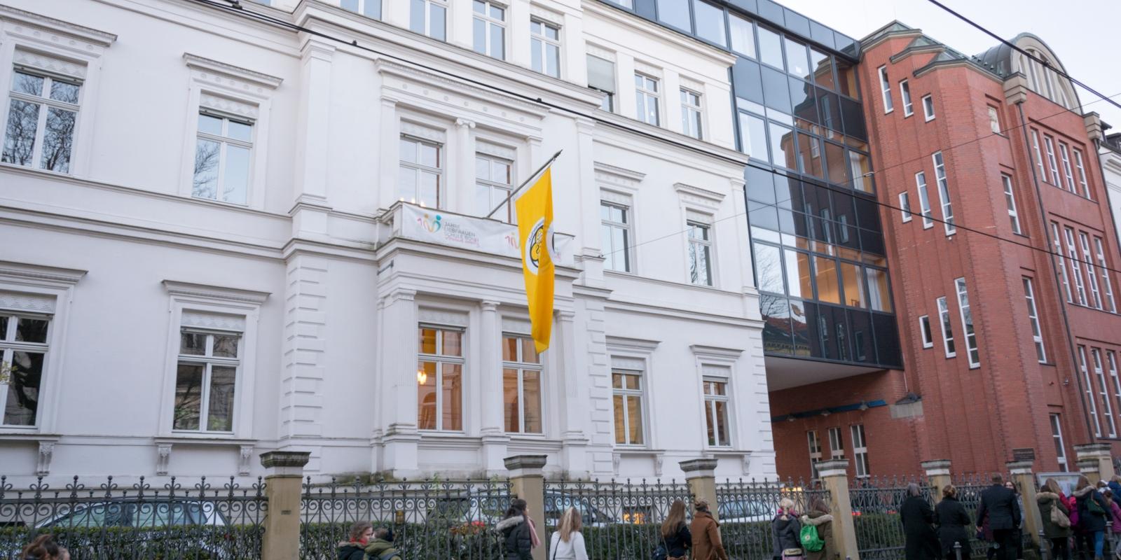 8.12.2017
Weihbischof Puff besucht Liebfrauenschule Bonn anlässlich der 100-Jahr-Feier
