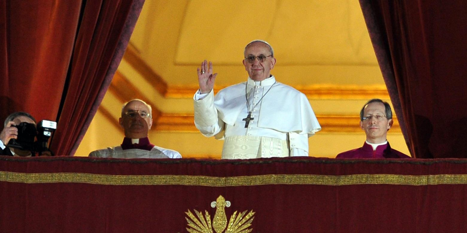 13. März 2013: der neugewählte Papst Franziskus auf der Loggia des Petersdoms Jorge Mario Bergoglio (bürgerlicher Name)