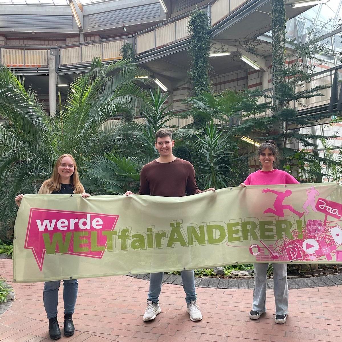 Sara (rechts im Bild) engagiert sich als Teamerin bei den WeltFairänderern