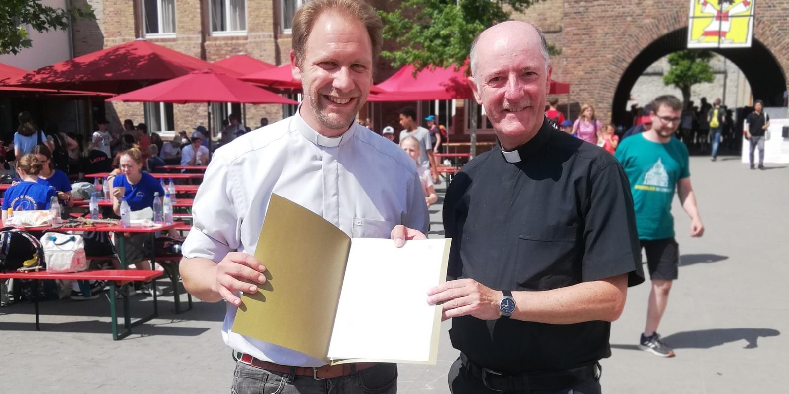 Während des Ministrantentags am 17. Juni in Altenberg überreichte Generalvikar Monsignore Guido Assmann Tobias Schwaderlapp die Ernennungsurkunde zum zweiten stellvertretenden Generalvikar. Während des Ministrantentags am 17. Juni in Altenberg überreichte Generalvikar Monsignore Guido Assmann Tobias Schwaderlapp die Ernennungsurkunde zum stellvertretenden Generalvikar.