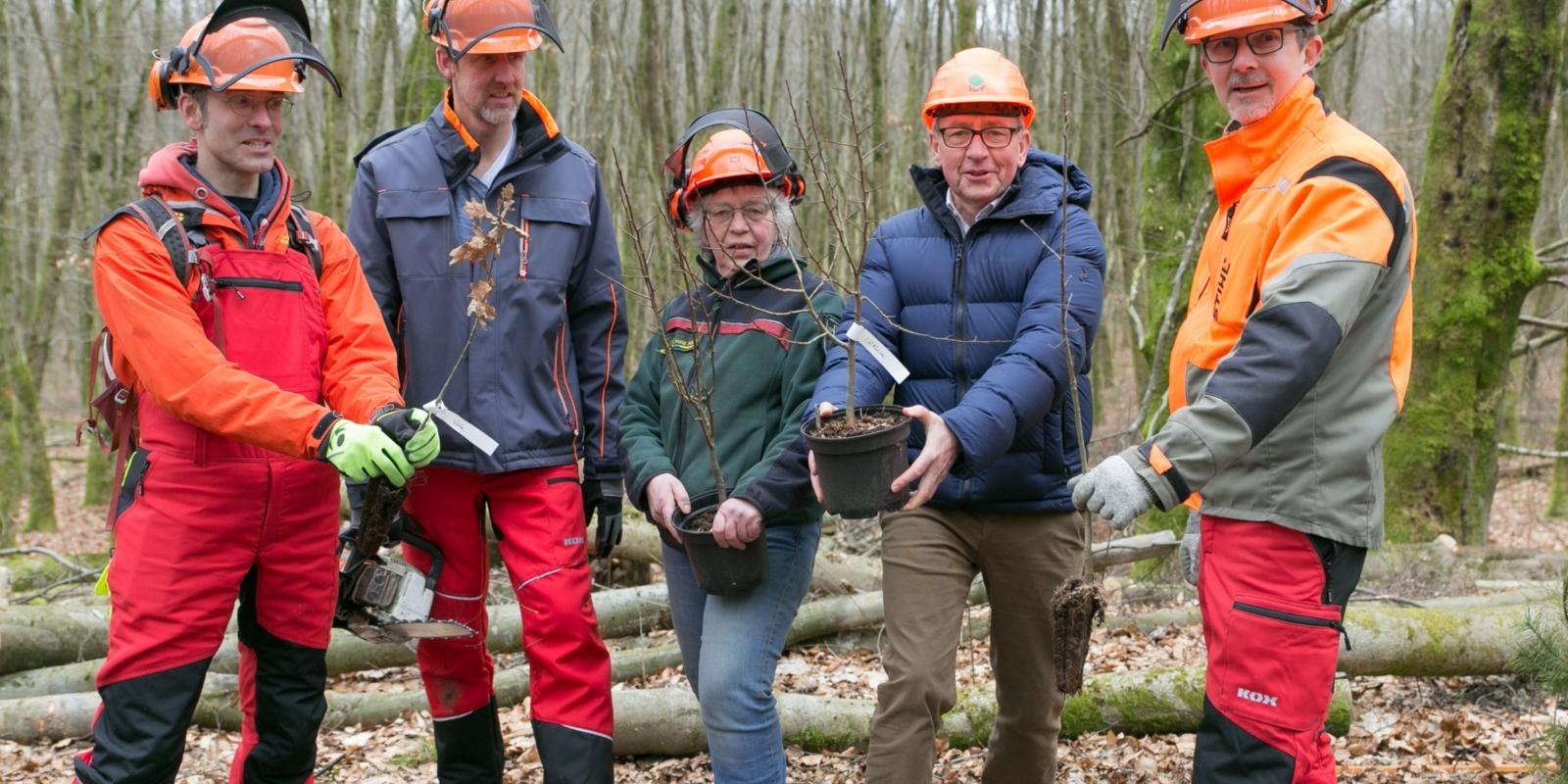 Pflanzaktion Lindlar-Hohkeppel Symbolische Pflanzaktion mit Pfarrer Martin Reimer, Johannes Sabel (Kirchenvorstand Hohkeppel), Anna-Maria Kamp (Försterin), Ferdinand Linzenich (Sportsclub4 Lindlar), Bernhard Wunder (Kath. Bildungswerk Oberberg)