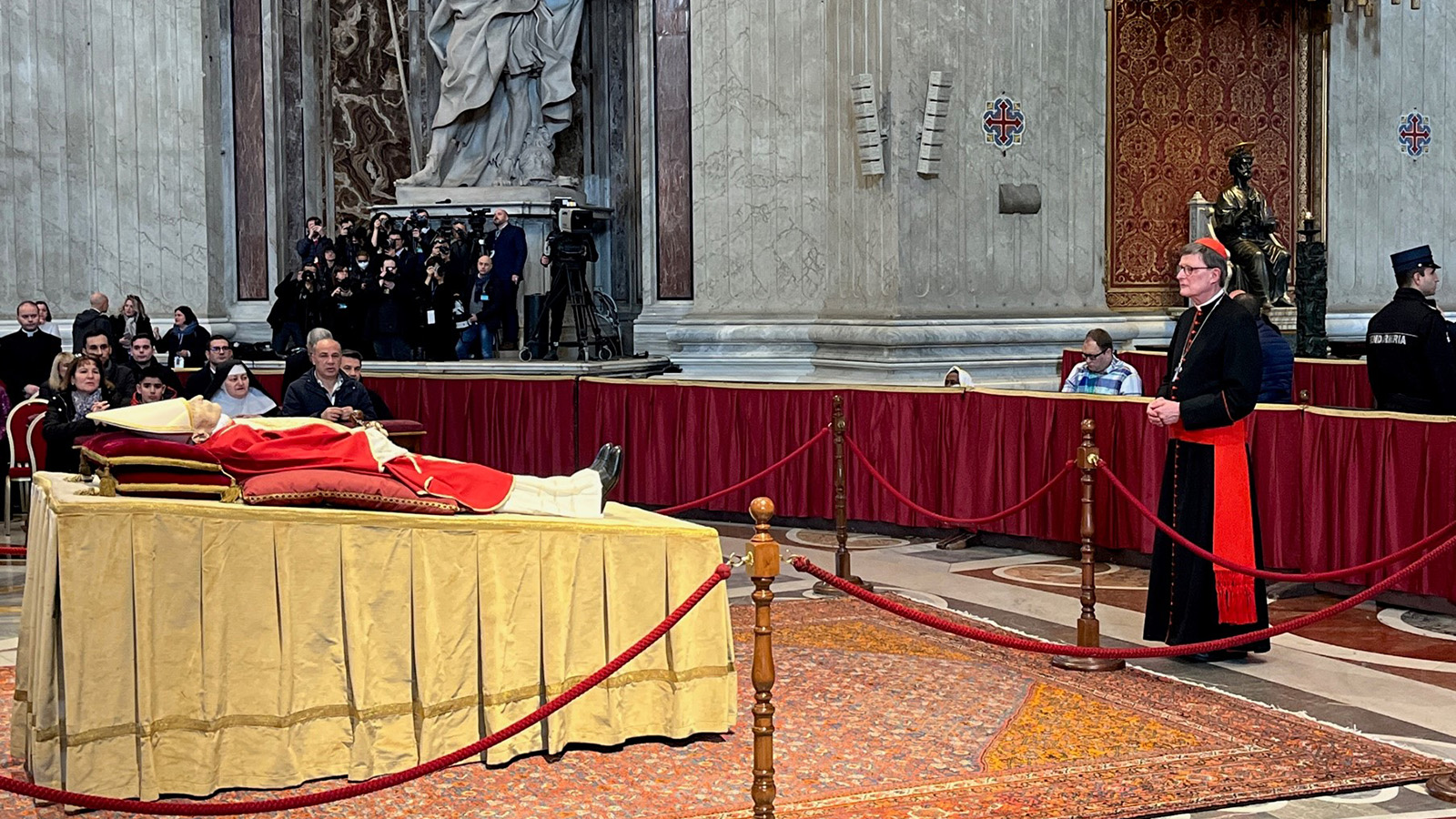 Kardinal Woelki nimmt im Petersdom Abschied von Papst em. Benedikt XVI.