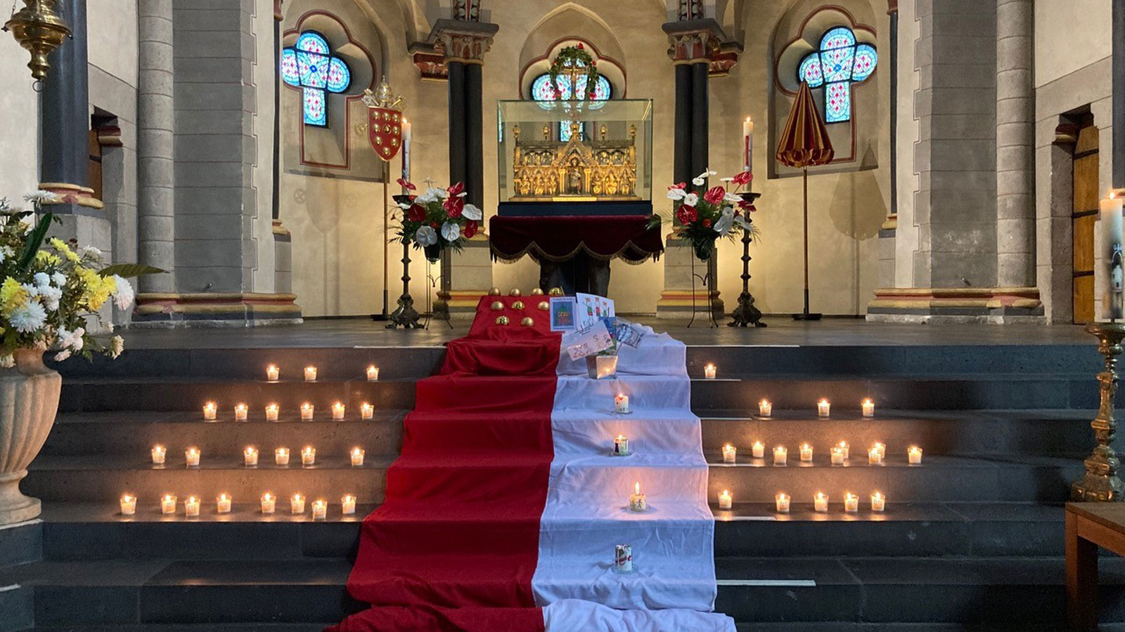 Blick auf den Quirinus-Schrein im Quirinus-Münster Neuss.