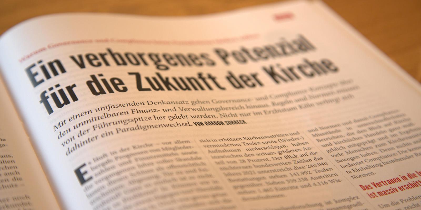 Beitrag zu Governance und Compliance in einer Spezialausgabe der Herder-Korrespondenz von Gordon Sobbeck, Finanzdirektor und Ökonom des Erzbistums Köln (April 2023).