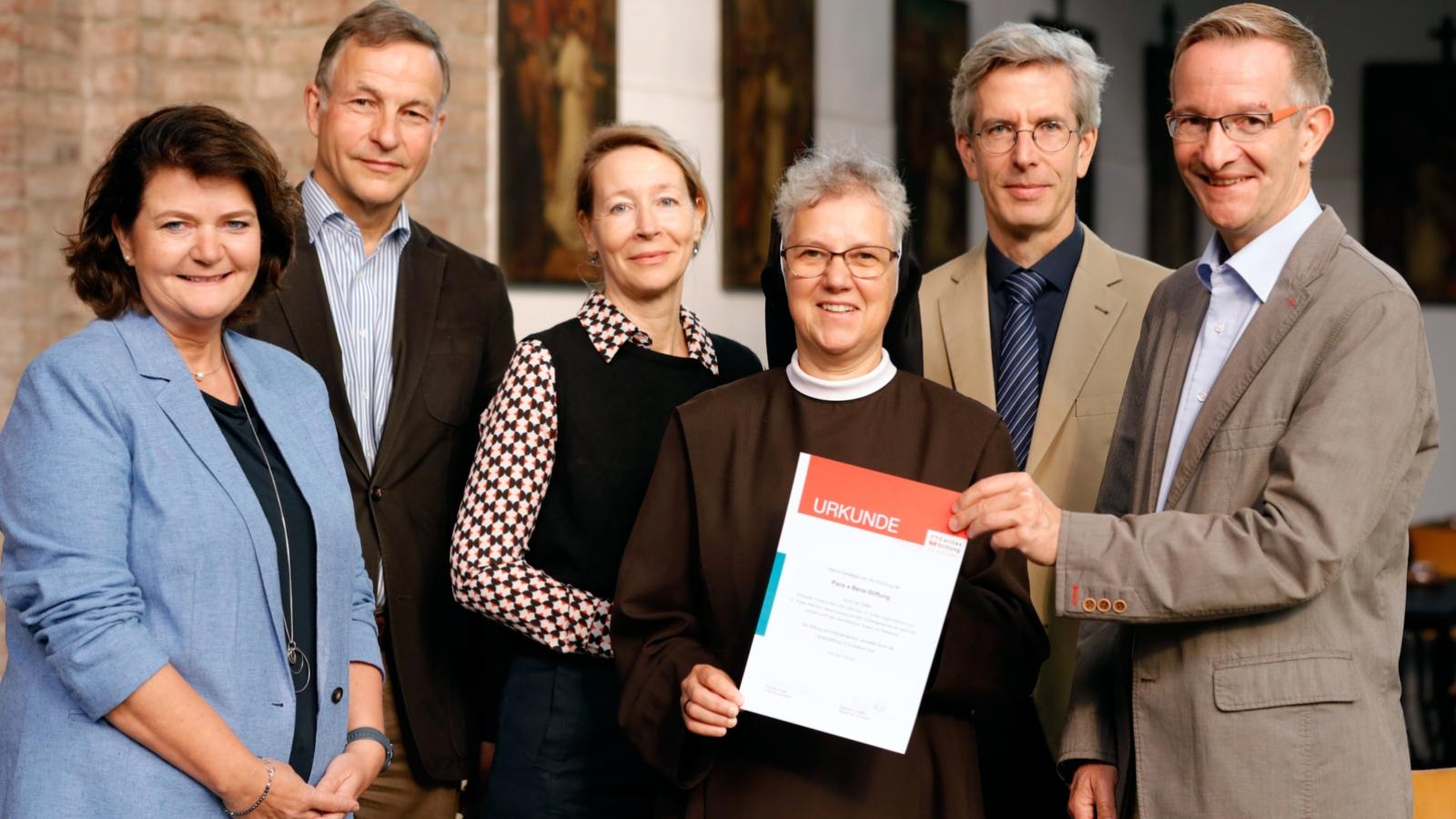 Übergabe der Stiftungsurkunde (v.li.:) : Barbara Lindfeld, Vorstandsmitglied CaritasStiftung im Erzbistum Köln; Rudger von Plettenberg, Geschäftsführer Gesamtverband der katholischen Kirchengemeinden der Stadt Köln; Dr. Kirsten Lange-Wittmann, Stifterin; Sr. Christina Klein OSF, Katholische Wohnungslosenseelsorge „Gubbio“ im Stadtdekanat Köln; Dr. Philipp Wittmann, Stifter; Thomas Hoyer, Vorstandsvorsitzender CaritasStiftung im Erzbistum Köln.