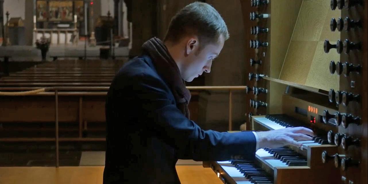George Warren spielt auf der Orgel in St. Kunibert, Köln.