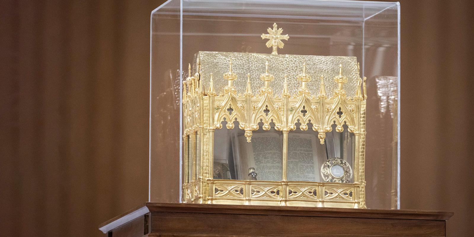Reliquienschrein der Heiligen Theresia von Lisieux, ausgestellt auf dem zehnten katholischen Weltfamilientreffen am 23. Juni 2022 im Vatikan.