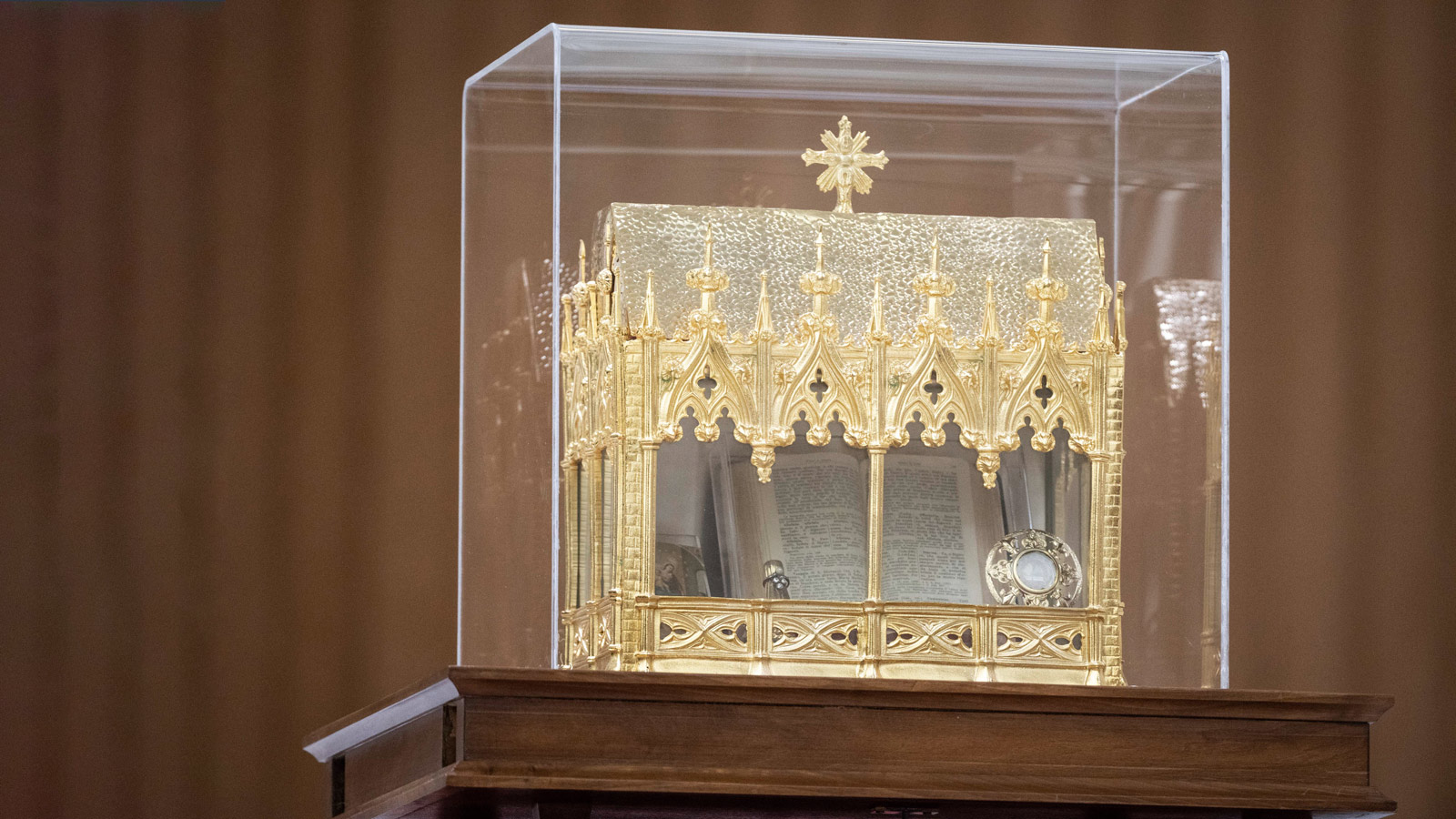 Reliquienschrein der Heiligen Theresia von Lisieux, ausgestellt auf dem zehnten katholischen Weltfamilientreffen am 23. Juni 2022 im Vatikan.