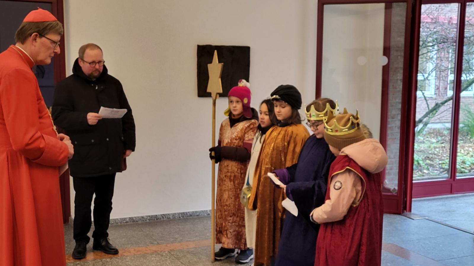 Sternsinger aus den dritten Klassen der Kölner Domsingschule haben als Heilige Drei Könige verkleidet Kardinal Woelki im Erzbischöflichen Haus besucht und ihm den Segen 'Christus mansionem benedicat' überbracht